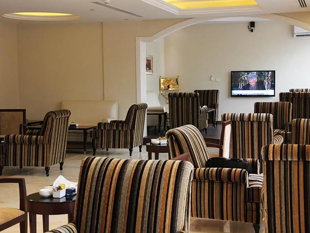 Flora Hotel Suites 8